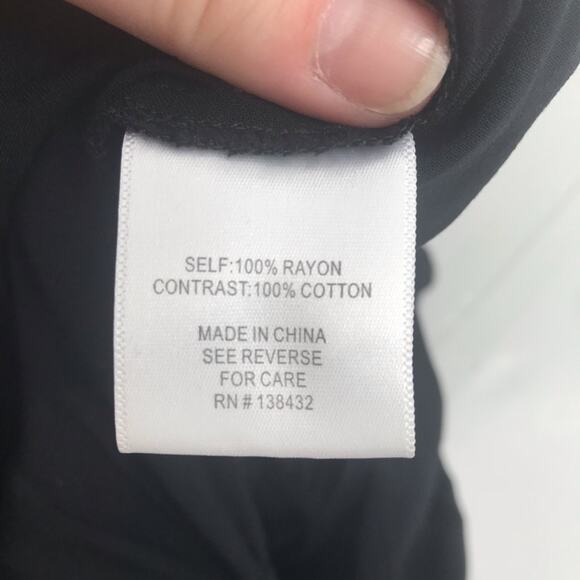 Modcloth Romper Womens Small Black Cap Sleeve V Neck Lace Pockets Shorts - Picture 8 of 8